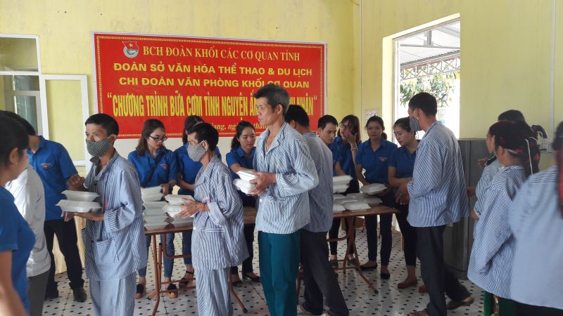 BỮA CƠM TÌNH NGUYỆN ẤM LÒNG BỆNH NHÂN