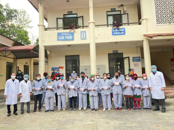 Bệnh viện Phổi Hà Giang trao tặng quà từ Quỹ Hỗ trợ người bệnh chiến thắng bệnh lao (PASTB) nhân dịp tết nguyên đán 2025
