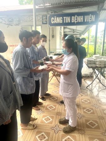 Lan tỏa yêu thương từ những suất cơm từ thiện tại Bệnh viện Phổi Hà Giang
