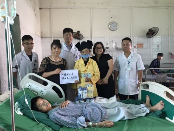 Nhóm Nhân Ái - Hà Giang cùng các mạnh thường quân đến thăm và tạng quà cho cháu Lục Dung Cảnh